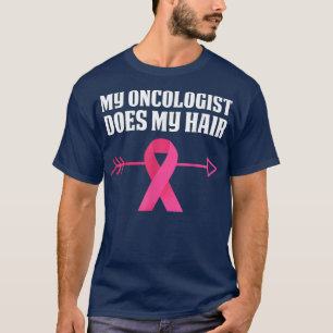 Mein Onkologe gibt mir Brustkrebs im Haar vor T-Shirt