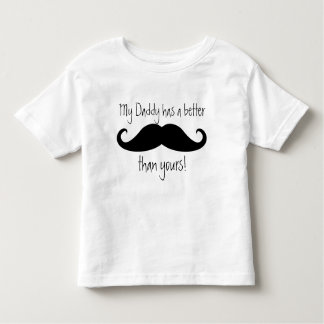 Mein Papa hat einen besseren 'Stache als deiner! Kleinkind T-shirt