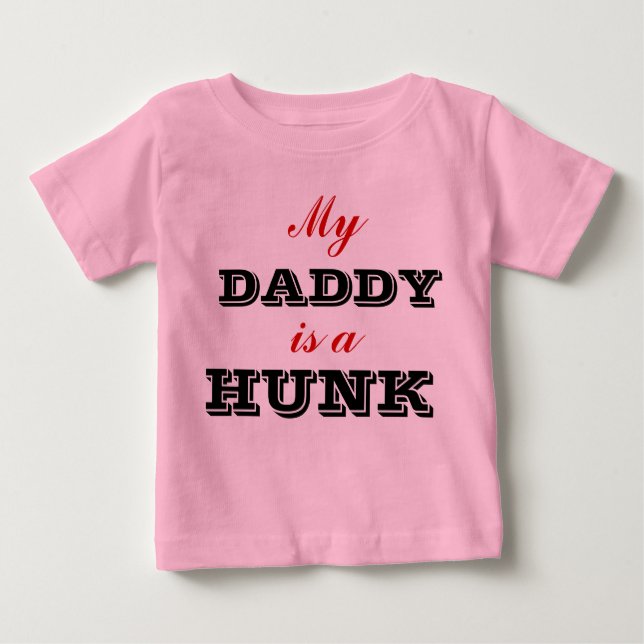 Mein Papa ist ein Hunk Baby Shirt (Vorderseite)