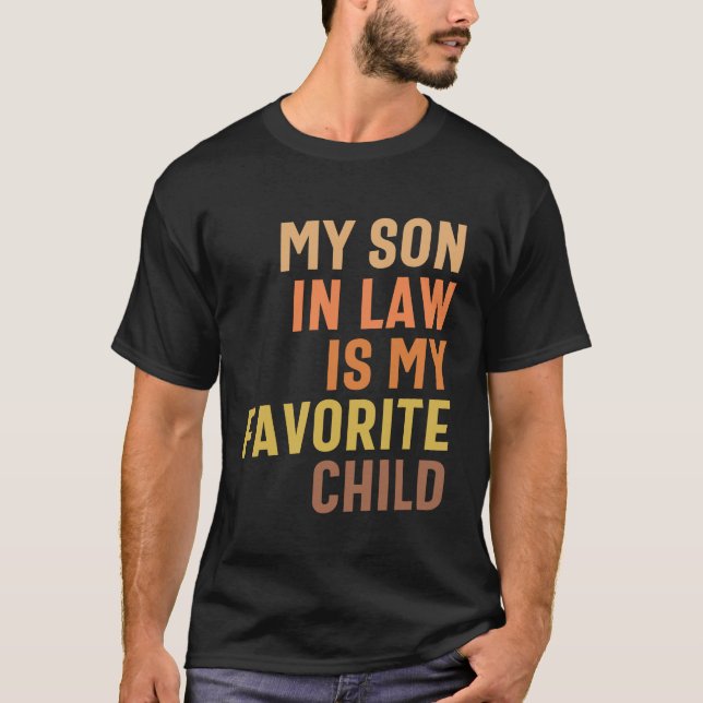 Mein Sohn im Jura - Mama und Vaters Lieblingskind T-Shirt (Vorderseite)