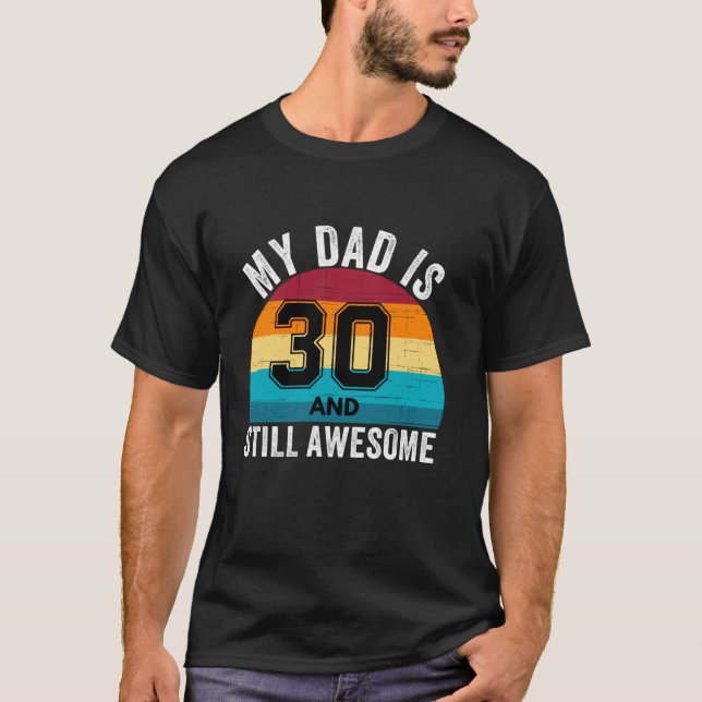 Mein Vater ist 30 und immer noch Phantastisch 30.  T-Shirt (Vorderseite)