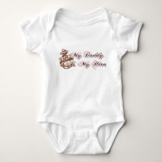 Mein Vati ist mein Held. (Marine) Baby Strampler