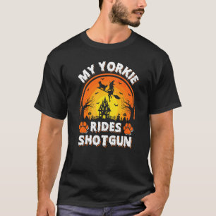 Mein Yorkie-Hund fährt mit der Hexe auf dem Schrot T-Shirt