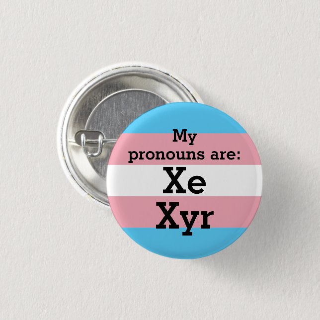 Meine Aussprache lautet: Xe Xyr - Trans Flag Button (Vorne & Hinten)