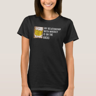 Meine Beziehung zu Whiskey liegt auf dem Felsen T-Shirt