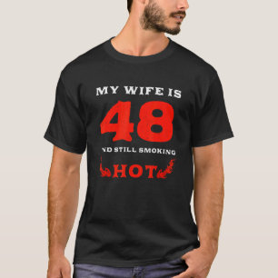 Meine Ehefrau ist 48 Jahre alt und raucht noch hei T-Shirt