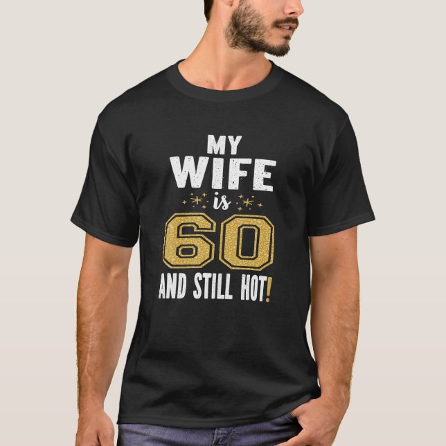 Meine Ehefrau ist 60 und immer noch heiße 60. Gebu T-Shirt (Vorderseite)