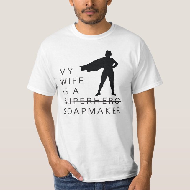 MEINE EHEFRAU IST EIN SOAPMAKER T-Shirt (Vorderseite)