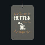 Meine Ehefrau ist heißer als mein Kaffee-Funny-Spr Autolufterfrischer<br><div class="desc">Die Einführung unseres wunderschönen "Meine Ehefrau ist heißer als mein Kaffee" Funny Sprichwort Design - der perfekte Weg, um einen Hauch von Spaß und eine Menge Liebe zu Ihrem Tag hinzuzufügen. Dieses Design verbindet zwei der beststen Freuden des Lebens - die Wärme Ihres Morgenkaffees und die Wärme der Liebe Ihres...</div>