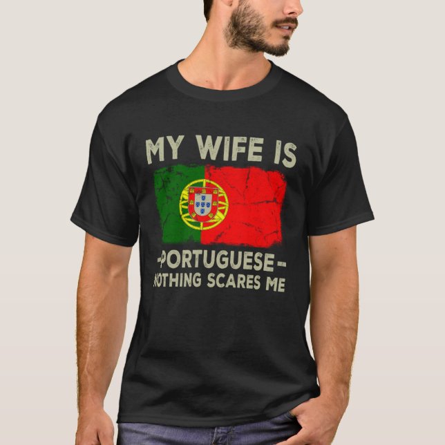 Meine Ehefrau ist Portugiesisch Nothing Scares Me  T-Shirt (Vorderseite)