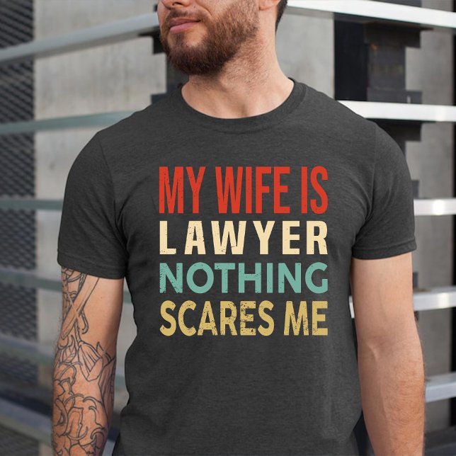 Meine Ehefrau ist Rechtsanwältin nichts macht mich T-Shirt (My Wife Is Lawyer Nothing Scares Me Funny Birthday T-Shirt)