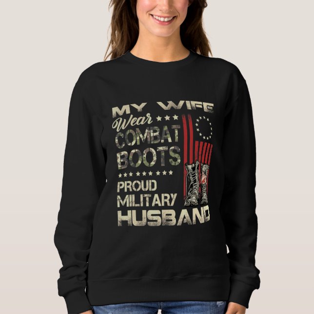 Meine Ehefrau trägt Kampfstiefel, die ein militäri Sweatshirt (Vorderseite)