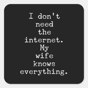 Meine Ehefrau weiß alles, was komisch sarkastisch  Quadratischer Aufkleber