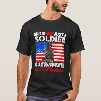 Meine Enkelin ist eine Soldatin Militär-Stolzarmee T-Shirt