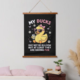 Meine Enten sind vielleicht nicht in einer Reihe L Wandteppich Mit Holzrahmen