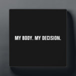 Meine Entscheidung Schwarz-weiße Abtreibungsrechte Fotoplatte<br><div class="desc">Mein Körper, meine Entscheidung, Pro Wahl Schwarz-Weiß-Text minimalistisch modernen Plakatzeichen. Minimalistischer moderner, schlichter und eleganter Stil. Die Pro-Wahl Abtreibungsrechtsbewegung ist eine soziopolitische Bewegung in den Vereinigten Staaten, die die Ansicht unterstützt, dass eine Frau das Recht auf einen Wahlabbruch haben sollte, was das Recht bedeutet, ihre Schwangerschaft zu beenden. Pro Choice...</div>