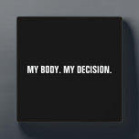 Meine Entscheidung Schwarz-weiße Abtreibungsrechte Fotoplatte<br><div class="desc">Mein Körper, meine Entscheidung, Pro Wahl Schwarz-Weiß-Text minimalistisch modernen Plakatzeichen. Minimalistischer moderner, schlichter und eleganter Stil. Die Pro-Wahl Abtreibungsrechtsbewegung ist eine soziopolitische Bewegung in den Vereinigten Staaten, die die Ansicht unterstützt, dass eine Frau das Recht auf einen Wahlabbruch haben sollte, was das Recht bedeutet, ihre Schwangerschaft zu beenden. Pro Choice...</div>