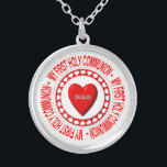 Meine erste heilige Kommunion Necklace Versilberte Kette<br><div class="desc">Diese Halskette enthält einen Host,  der von Heizen umgeben ist und ein "3-D"-Look Herz in der Mitte mit dem Namen Jesu darauf trägt. Um all dies herum stehen die Worte "Meine erste heilige Kommunion".</div>