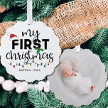 Meine erste Weihnachten mit dem Namen Foto Ornament Karte<br><div class="desc">Schöne erste Weihnachtsschmuck mit roter Weihnachtsmannmütze,  heiligen Blätter und farbenfrohen Weihnachtsbeleuchtung. Einfach anpassbar mit dem Namen des Babys und dem aktuellen Jahr und einem Ihrer Lieblingsfotos auf der Rückseite.</div>