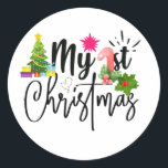 meine erste Weihnachtskleider für Baby Bodysuit Runder Aufkleber<br><div class="desc">Das erste Weihnachtsgeschenk für das Neugeborene für den ersten Weihnachtsurlaub,  ideal als Geschenk für den Liebsten,  der ein neues Baby hatte.</div>