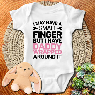 Meine Finger mögen klein sein, aber ich habe berei Baby Strampler