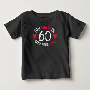 Meine Frau ist 60 und immer noch heiß Lustiges Kun Baby T-shirt