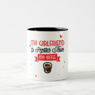 Meine Freundin ist heißer als mein Kaffee Zweifarbige Tasse