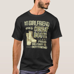 Meine Freundin trägt Stiefel für den Kampf Stolz M T-Shirt