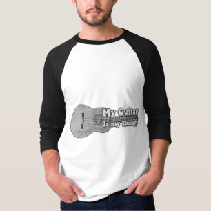 Meine Gitarre ist meine Therapie. Rückenlehne und T-Shirt