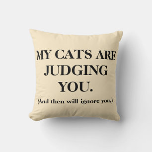 Meine Katzen beurteilen dich. Kissen