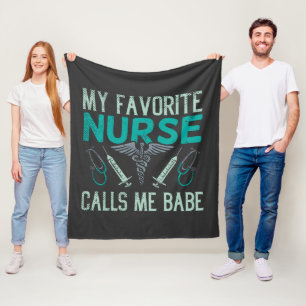 Meine Lieblings-Krankenschwester nennt mich Babe V Fleecedecke