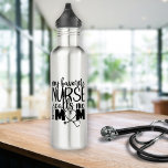 Meine Lieblings-Krankenschwester nennt mich Mama - Edelstahlflasche<br><div class="desc">Diese schlanke Wasserflasche wurde entworfen, um die unglaubliche Bindung zwischen Krankenschwestern und ihren stolzen Müttern zu feiern. Mit seiner eleganten schwarzen Schrift dient es als schöne Hommage an die Liebe und Bewunderung, die eine Krankenschwester und ihre Mutter teilen. Die "My Lieblings-Krankenschwester nennt mich-Mama" Wasserflasche zeichnet sich durch ein langlebiges und...</div>