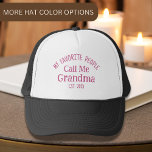 Meine Lieblings-Leute nennen mich Oma Est. 2025 Truckerkappe<br><div class="desc">Sie oder kennen jemanden,  der 2025 Oma wird?,  dieses niedliche Typografie-Design zeigt "meine Lieblingsmenschen nennen mich Oma est. 2025" in rosa Typografie,  perfekt als Geschenk für eine aktuelle oder bald Oma für Mütter Tag,  Oma Ankündigung oder jeder Anlass.</div>