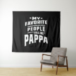 Meine Lieblings-Leute nennen mich Pappa - Vater Gr Wandteppich<br><div class="desc">Mein Favorite Leute Call Me Pappa T-Shirt ist eine lustige Geschenkidee für Papa,  Ehemann,  Onkel,  Bruder,  Vater,  Opa,  Gramps,  Pop,  Grandpappa,  Pop-Pop,  Mohn,  Pfow-Pfow,  Papa,  Pepaw,  Pop,  Großvater,  Papa,  Pappa,  die er für Veranstaltungen & Partys tragen kann!</div>