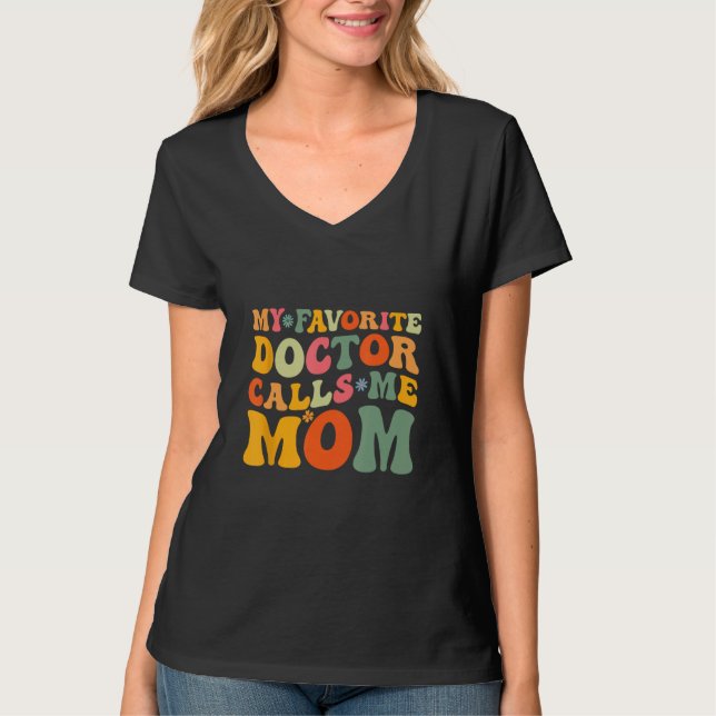 Meine Lieblingsärztin nennt mich Mama Funny Groovy T-Shirt (Vorderseite)