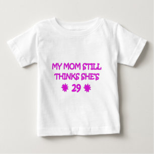 Meine Mama denkt immer noch, sie sei 29 Baby T-shirt