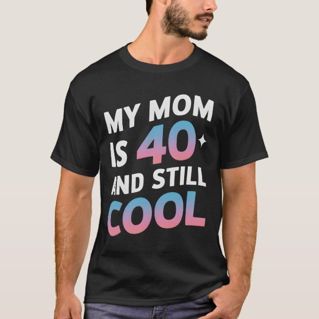 Meine Mama ist 40 und immer noch Cool 40. Geburtst T-Shirt (Vorderseite)