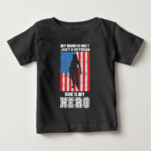Meine Mama ist nicht nur eine Veteran, sie ist mei Baby T-shirt
