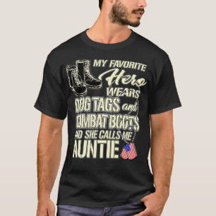 Meine Nichte trägt Hundetags und Kampfstiefel. T-Shirt
