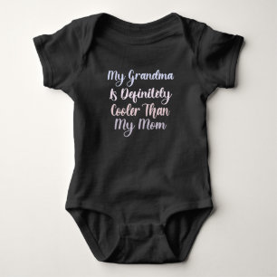 Meine Oma ist definitiv Cool als meine Mama Baby Strampler