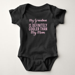 Meine Oma ist definitiv Cool als meine Mama Baby Strampler