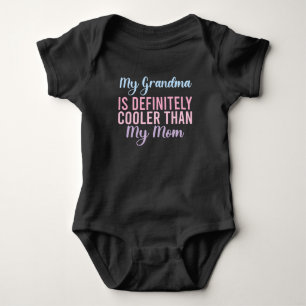 Meine Oma ist definitiv Cool als meine Mama Baby Strampler