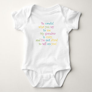 "Meine Oma ist verrückt" Baby-T-Shirt Baby Strampler