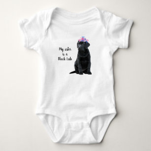 Meine Schwester ist ein Black Lab- Black Labrador  Baby Strampler
