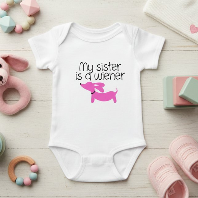 Meine Schwester ist eine Dackel (Hund) Baby Strampler (My sisters is a wiener (dog) outfit for new baby girl. Great baby shower gift)