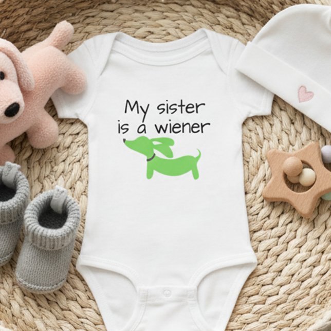 Meine Schwester ist eine Dackel (Hund) ein Stück Baby Strampler (My sister is a wiener dog outfit - gender neutral baby shower gift for a dachshund lover)