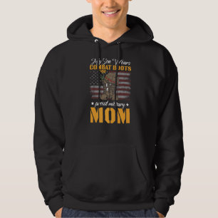 Meine Sohn trägt Kampfstiefel für eine stolze mili Hoodie