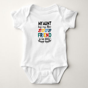 Meine Tante hat meine neue beste Freundin in ihrem Baby Strampler