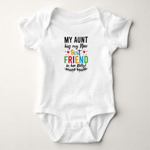 Meine Tante hat meine neue beste Freundin in ihrem Baby Strampler