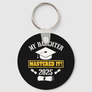 Meine Tochter beherrscht es Cl of 2025 Master Grad Schlüsselanhänger